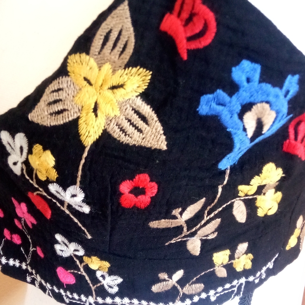 NWT Embroidered Crop Tank Top - Picture 3 of 7